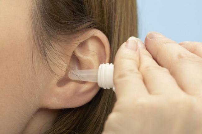 woman-with-earache-using-ear-drops-523082394-5a6e3788119fa8003772cc5d-800x532.jpg