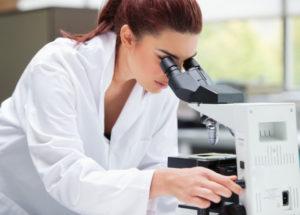 joven-cientifico-mirando-en-un-microscopio_13339-229428-300x215.jpg